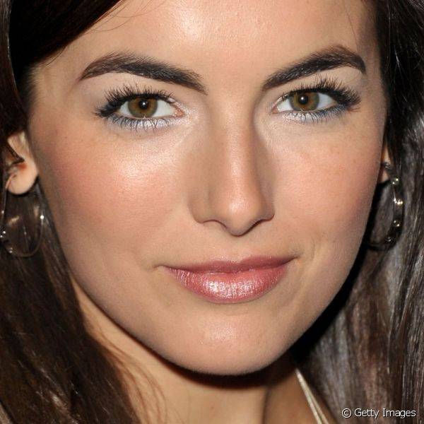 Com uma produ??o mais simples, a atriz prestigiou coquetel em shopping da California em 2011 com olhos super iluminados e c?lios alongados